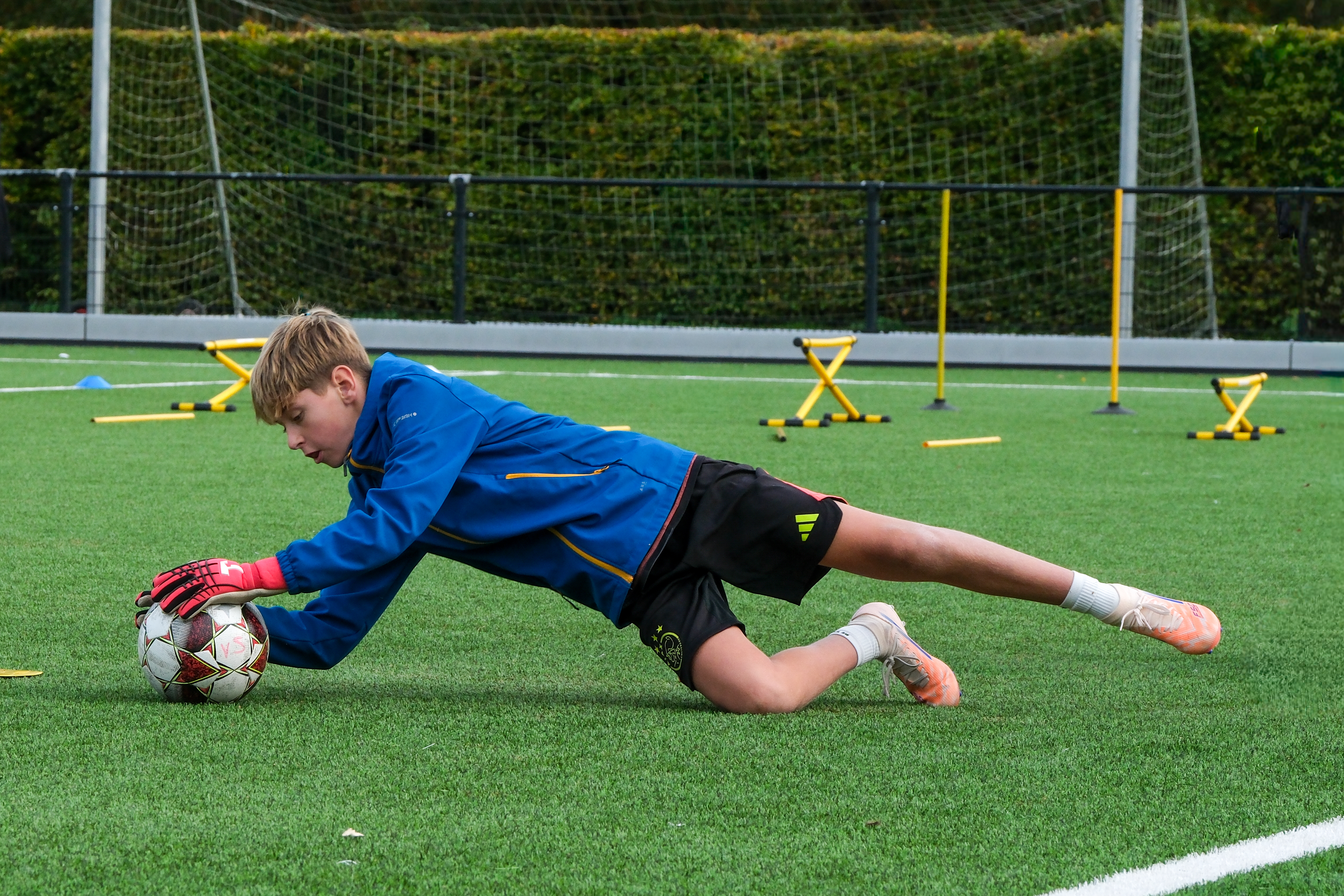 Een actiefoto, tijdens de 1e dag van Keepersacademie de Heuvelrug.